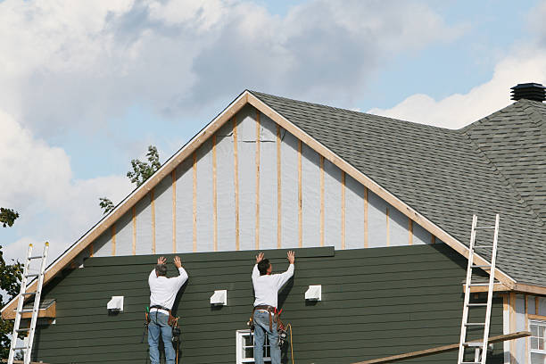Professional Siding Contractor technician working in Edgemoor, SC